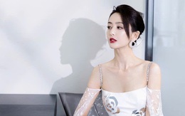 Mỹ nhân Tân Cương Đồng Lệ Á mặc đầm của nhà thiết kế Việt để quảng bá phim mới