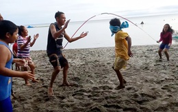 Bé trai nhảy dây khí thế mà không hay biết mình bị troll