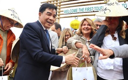 Chủ tịch tỉnh Quảng Nam ra phố đi bộ chào đón 18 khách Ý 'xông đất' Hội An