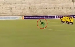 Cầu thủ lấy đà từ giữa sân để sút penalty