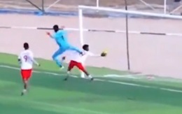 Bị thủng lưới, thủ môn cục súc đốn ngã cầu thủ đối phương