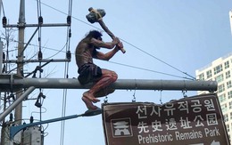 Dựng tượng 'người tiền sử' trên cột điện để chỉ đường