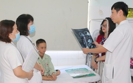Cứu sống bé trai 6 tuổi mắc dị dạng mạch máu phổi hiếm gặp