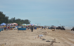 Người dân tháo dỡ lều quán, trả lại bãi biển cho cộng đồng
