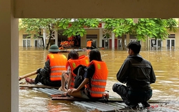 Lũ tràn vào trường, dùng bè đưa gần 200 học sinh về trụ sở công an xã tránh lũ