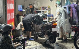 Sửa xe chết máy ngày mưa bão: Có nơi ép phải sửa đủ combo, xe tay ga có thể tốn tới cả triệu đồng