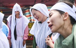 Hai bà cháu tử nạn trên đường chạy lũ, đám tang trong lán bạt dựng tạm ven đường