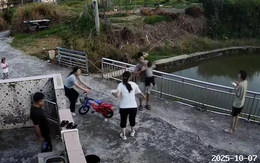 Màn phản xạ xuất thần cứu bé trai thoát nạn trong gang tấc