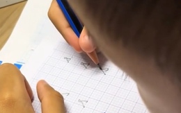 Bé trai viết chữ 'S' sai công thức nhưng lại đúng kết quả
