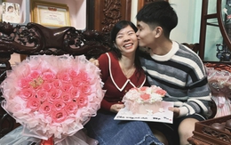 Con trai thể hiện tình cảm với mẹ có khó không?