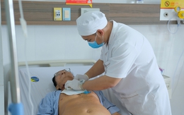 Suýt chết vì máy xịt nước áp lực cao văng vào cổ