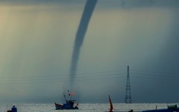 Dân hãi hùng cảnh vòi rồng khổng lồ xuất hiện ở vùng biển Phú Quốc