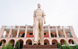 Xếp mô hình Bến Nhà Rồng, Nhà giàn DK1 bằng sách chào mừng Đại hội Đảng bộ TP.HCM