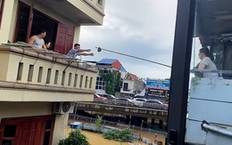 Tình làng nghĩa xóm trong ngày mưa lũ