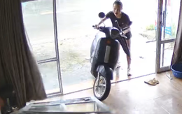 Pha dắt xe máy vào nhà của vợ khiến chồng 'khóc thét'
