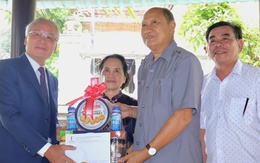 Tổng Lãnh sự quán Lào tại TP.HCM thăm và tặng quà gia đình Mẹ Việt Nam anh hùng ở Củ Chi