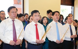 Đoàn đại biểu TP.HCM dâng hương nghĩa trang liệt sĩ, Bảo tàng Hồ Chí Minh trước thềm Đại hội Đảng