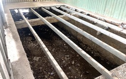 Lấp tấm bê tông lên đường thoát nước để xây nhà tiền chế: Phường mời làm việc, chủ hộ không đến