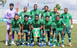 Tuyển Nigeria hú vía trên chuyến bay gặp sự cố