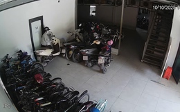 Cô gái vật vã 5 phút mới lấy xe máy ra ngoài