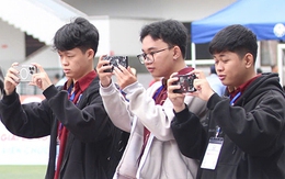 Sinh viên tập làm phóng viên ảnh tại giải bóng đá công nhân