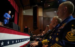 Có thật các lãnh đạo quân đội Mỹ không vỗ tay khi ông Trump, ông Hegseth phát biểu?