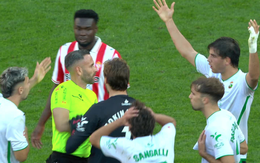 Tranh cãi dữ dội vì trọng tài thổi hết giờ đúng lúc bóng vào lưới