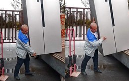 Người đàn ông một mình cân cả cái tủ lạnh to xuống thùng xe tải