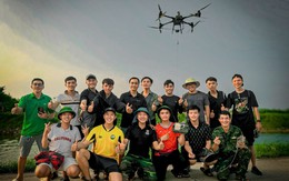Dùng drone tiếp tế hàng cứu trợ giữa tâm lũ: 'Trái tim mới giúp mình bay xa nhất'