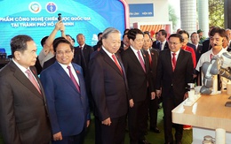 Tổng Bí thư Tô Lâm và các lãnh đạo tham quan triển lãm thiết bị công nghệ, thành tựu báo chí