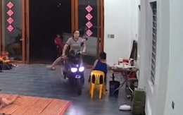 Chồng hú hồn chim én khi thấy vợ dắt xe máy vào nhà một nốt nhạc