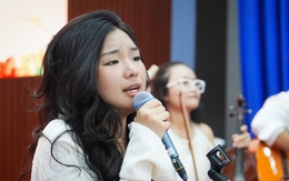 Học sinh đến bệnh viện hát, bệnh nhân nghẹn ngào 'như được ở bên người thân'