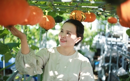 Mẹ trồng cả giàn bí đỏ trên sân thượng làm quà Trung thu, Halloween cho con