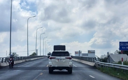 Bạn đọc phản ánh đường tránh Long Xuyên lún mố cầu