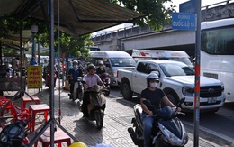 4 ngày, cảnh sát giao thông TP.HCM gửi 'phạt nguội' 400 xe máy leo vỉa hè