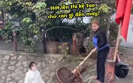 Cô gái bức xúc khi vừa thả cá phóng sinh xuống hồ thì bị cụ bà vớt