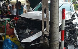 Tai nạn giữa trung tâm Đà Nẵng: Ô tô húc xe máy văng lên sạp trái cây