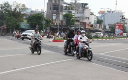 Biết nguy hiểm nhưng vẫn băng ngang đường ray vì… tiện