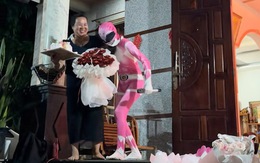 Mẹ cười xỉu với con gái hóa siêu nhân hồng tặng quà sinh nhật