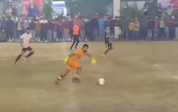 Thủ môn lập siêu phẩm 'nã đại bác'