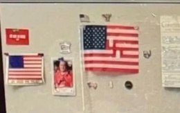 Xôn xao hình ảnh Văn phòng nghị sĩ Cộng hòa treo cờ Mỹ có hình chữ vạn của Đức Quốc xã