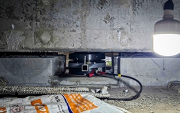 Đội ‘thần đèn’ bắt đầu nâng cầu Bình Phước 1 lên cao 1,25m