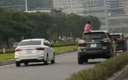 Để con gái trèo lên nóc ô tô đang chạy, nữ tài xế bị phạt 5 triệu đồng