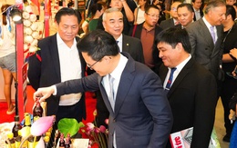 Quan khách Việt Nam và Singapore thưởng thức phở nóng thơm lừng tại Vietnam Phở Festival