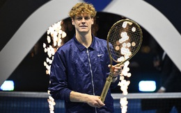 Jannik Sinner nhận ‘cây vợt vàng’ hơn 7,5 tỉ đồng khiến Alcaraz trầm trồ