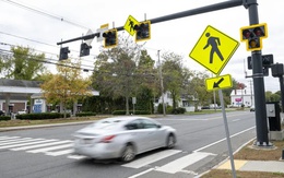 Đèn giao thông kiểu mới khiến nhiều xe chạy khi đèn đỏ, dừng khi 'đèn xanh'
