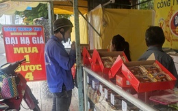 Giá một cái bánh trung thu bằng cả chục ký gạo, người nghèo tiền đâu mà mua?