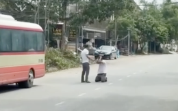 Hành khách bắt tài xế xe buýt quỳ giữa đường và đánh?