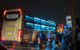 Xe khách dừng giữa đường để đón khách, bao giờ chấm dứt tình trạng nguy hiểm?