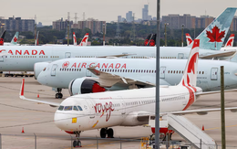 Hãng hàng không Canada phục vụ rượu miễn phí ở hạng phổ thông để giữ chân khách